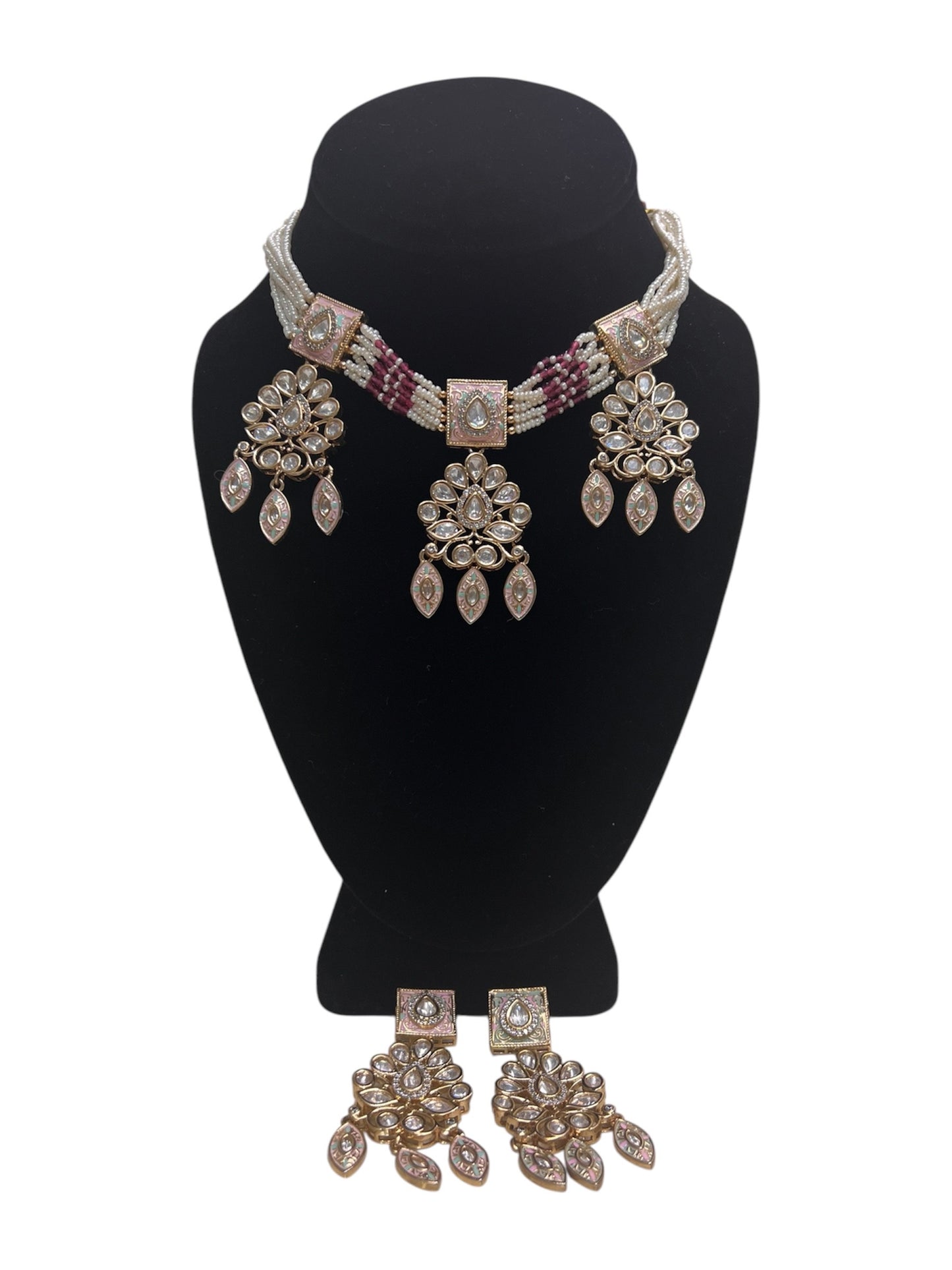 Elegant and stylish necklace set
