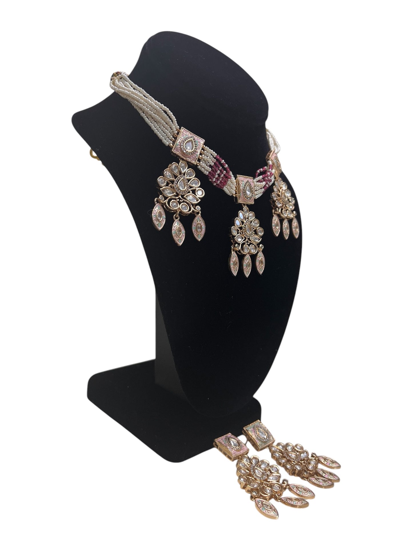Elegant and stylish necklace set