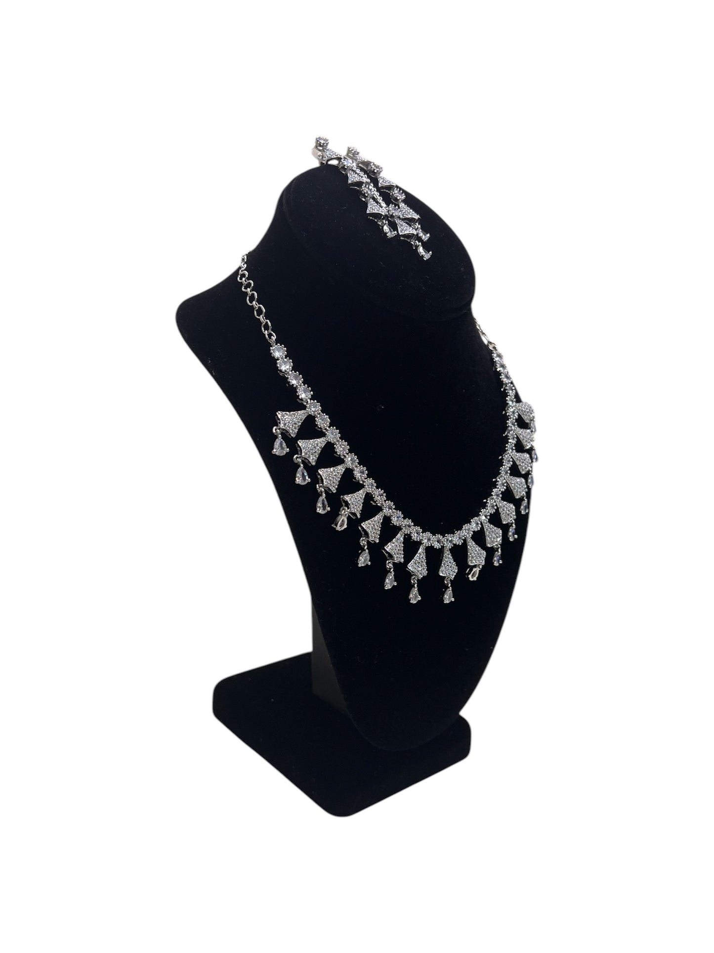 Elegant and stylish necklace set