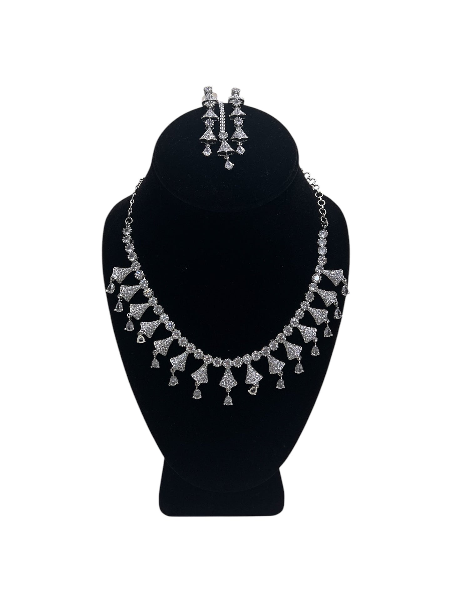 Elegant and stylish necklace set