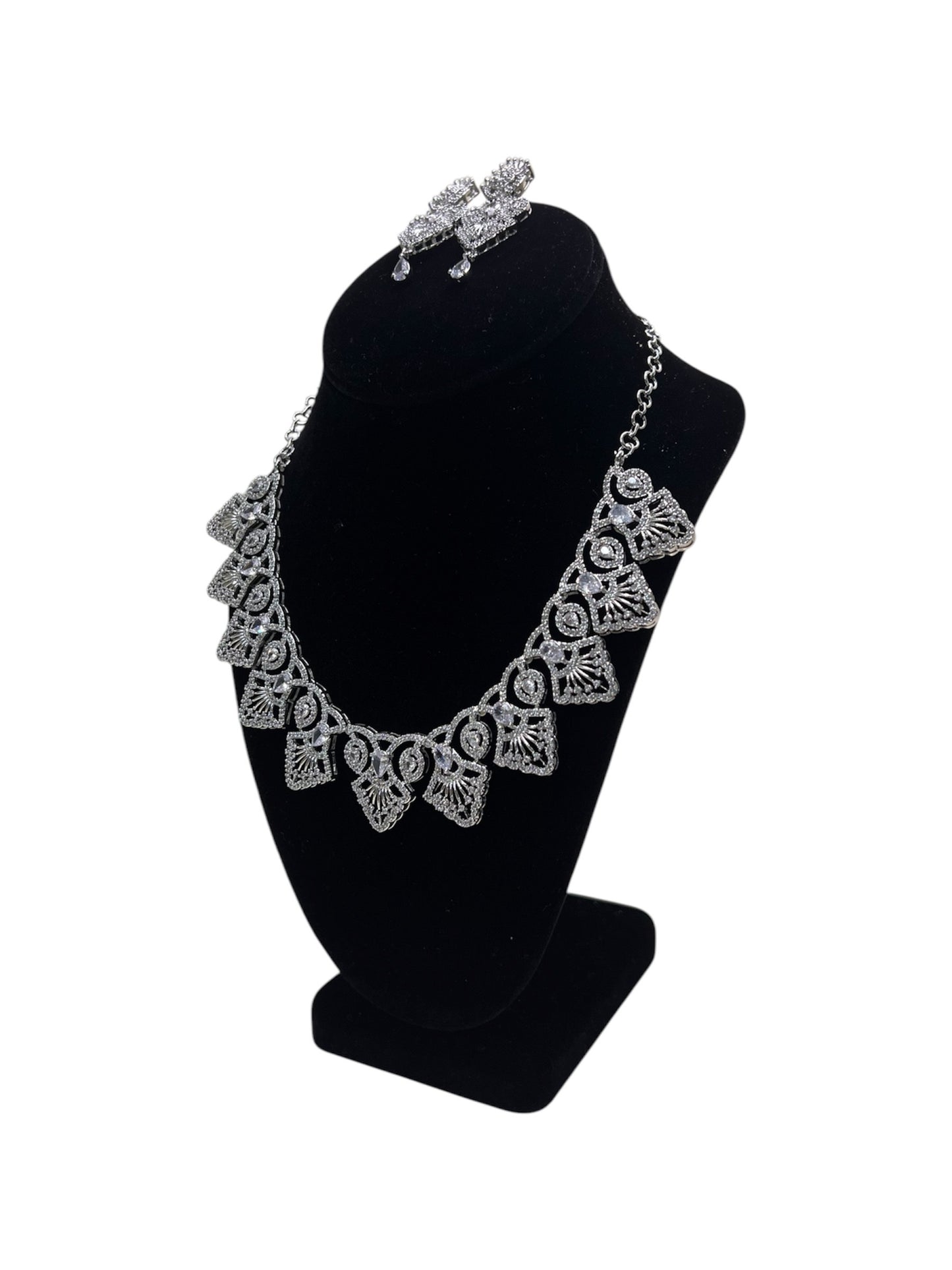 Elegant and stylish necklace set