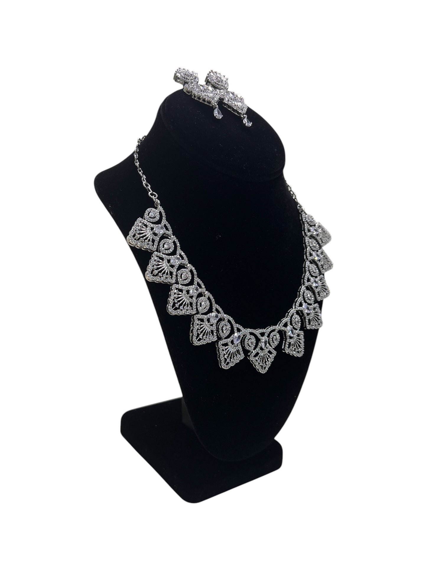 Elegant and stylish necklace set