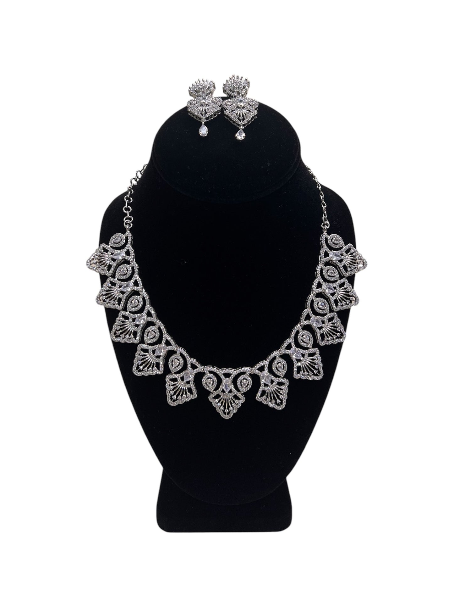 Elegant and stylish necklace set