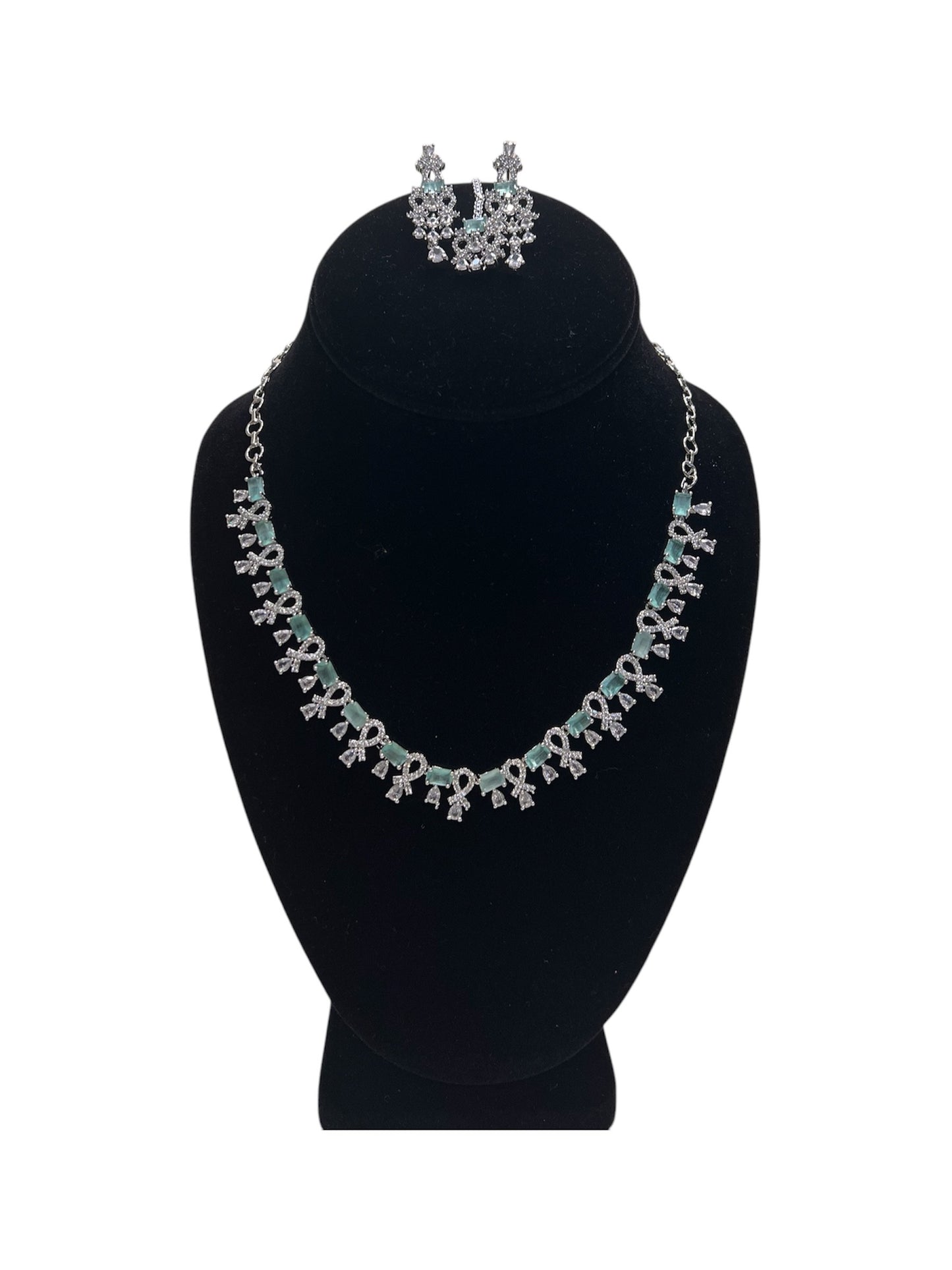 Elegant and stylish necklace set