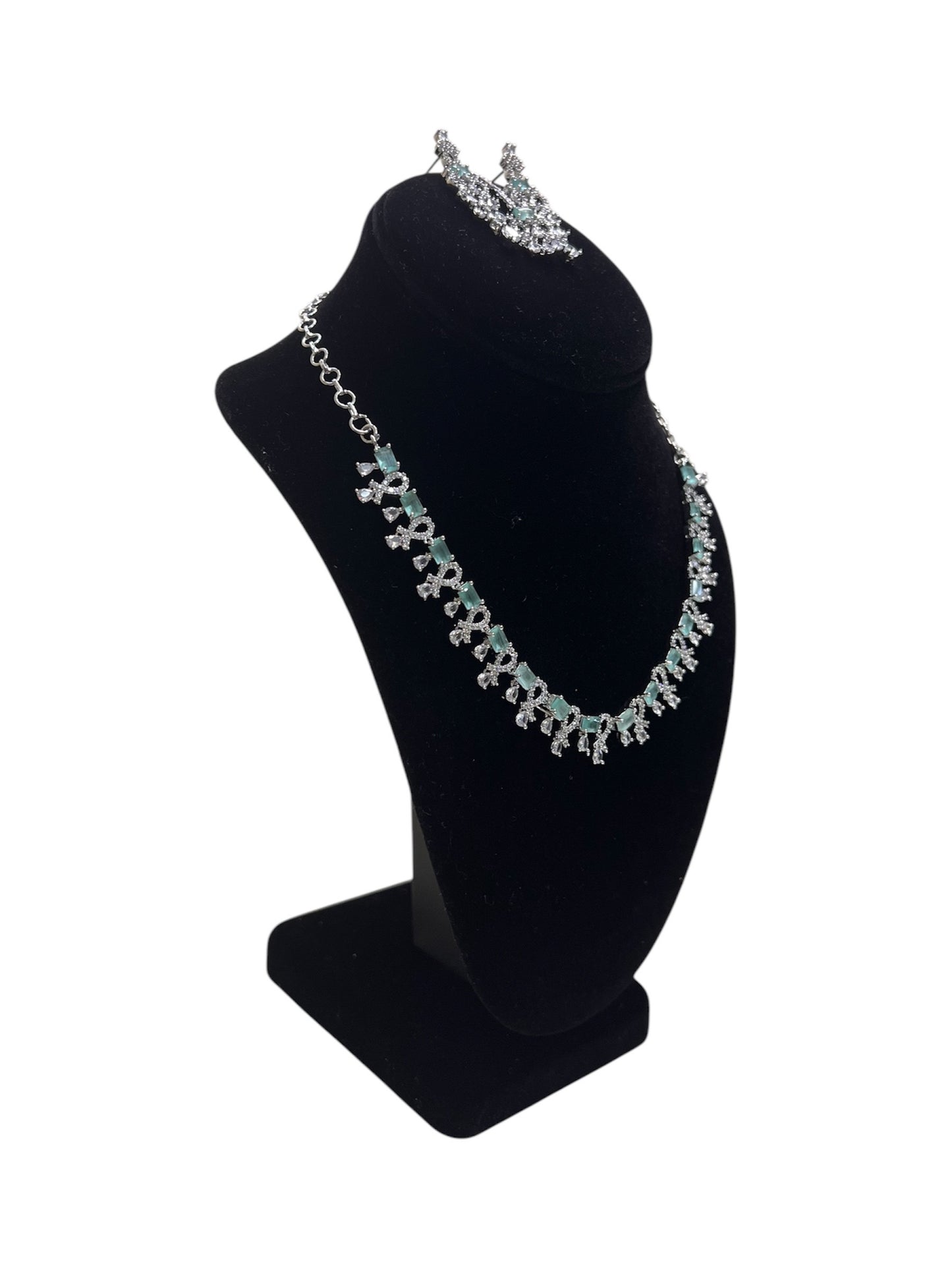 Elegant and stylish necklace set