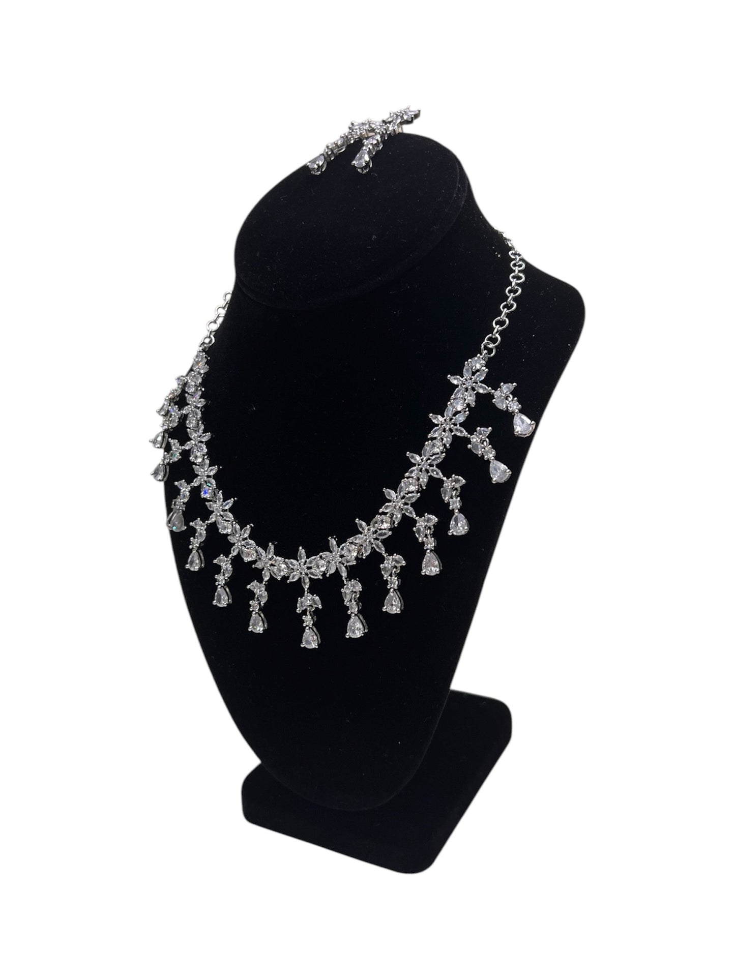 Elegant and stylish necklace set