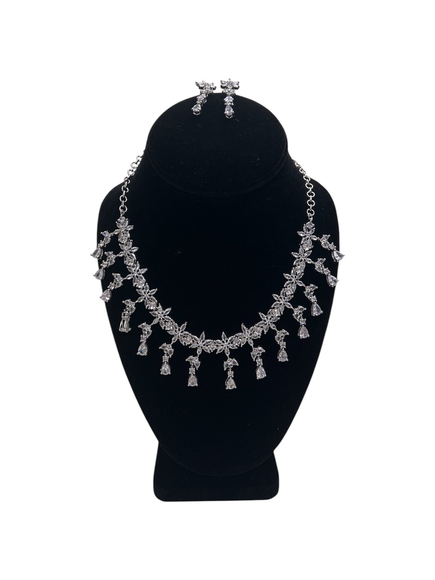 Elegant and stylish necklace set