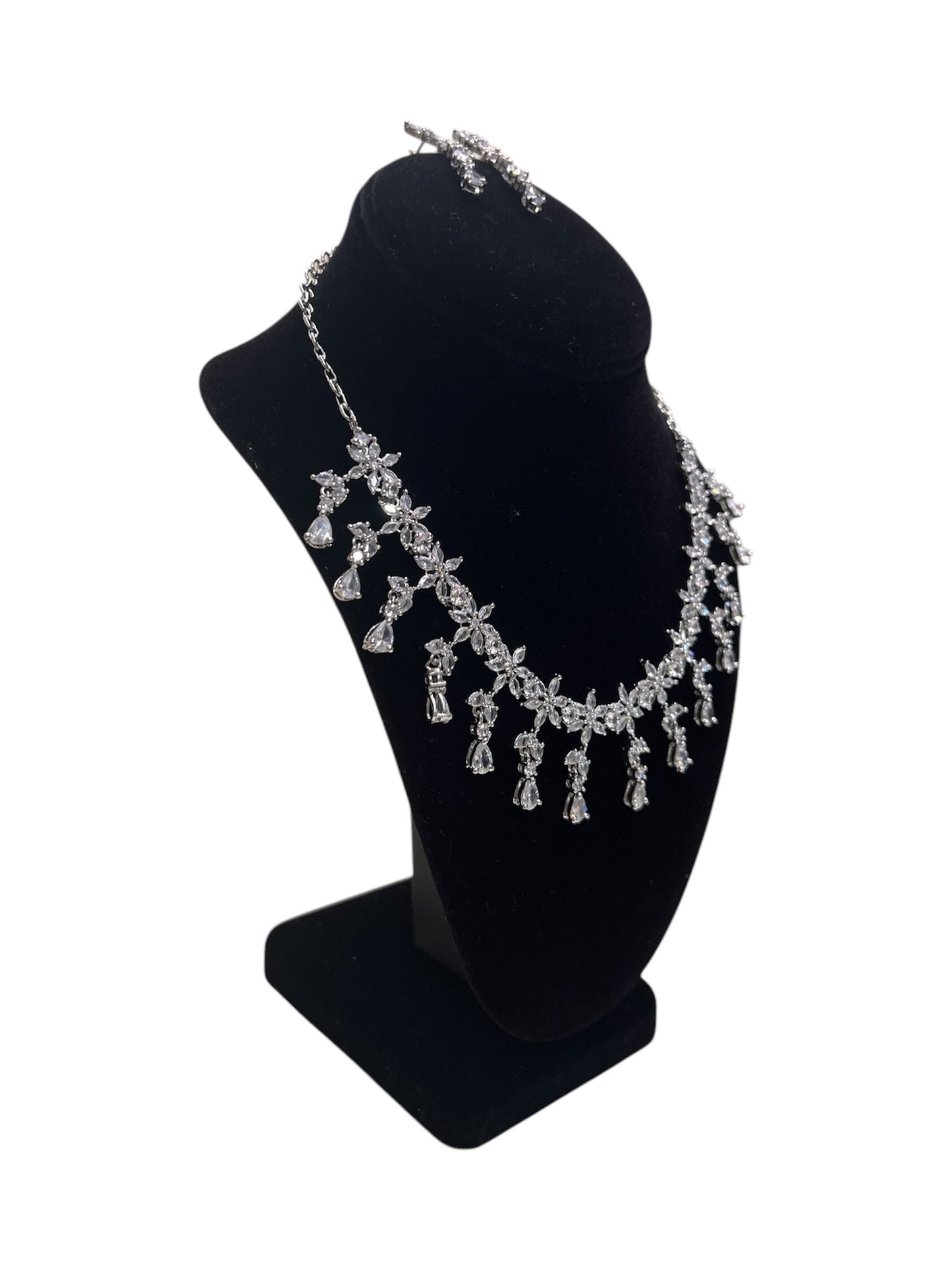 Elegant and stylish necklace set