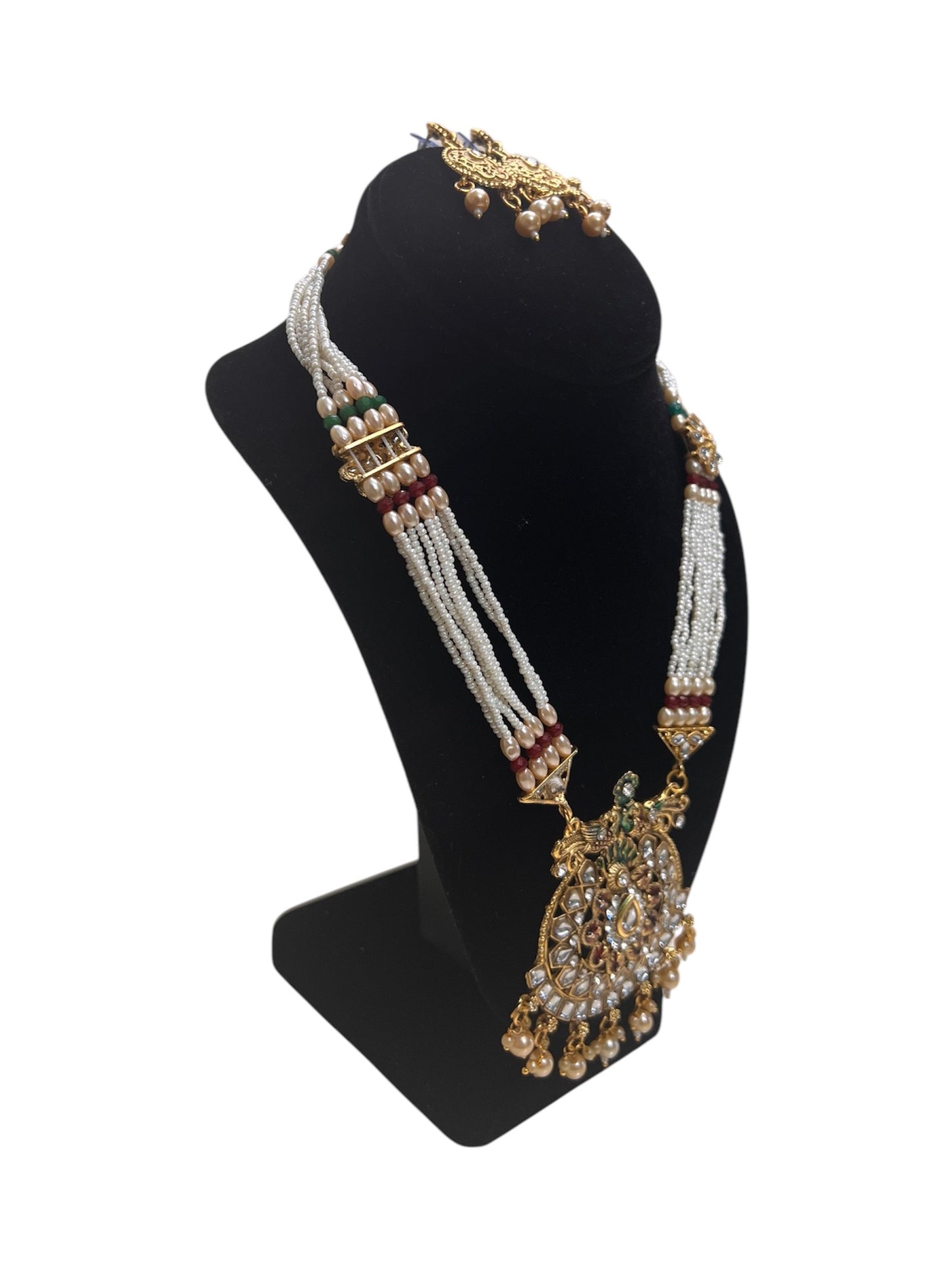 Elegant and stylish necklace set