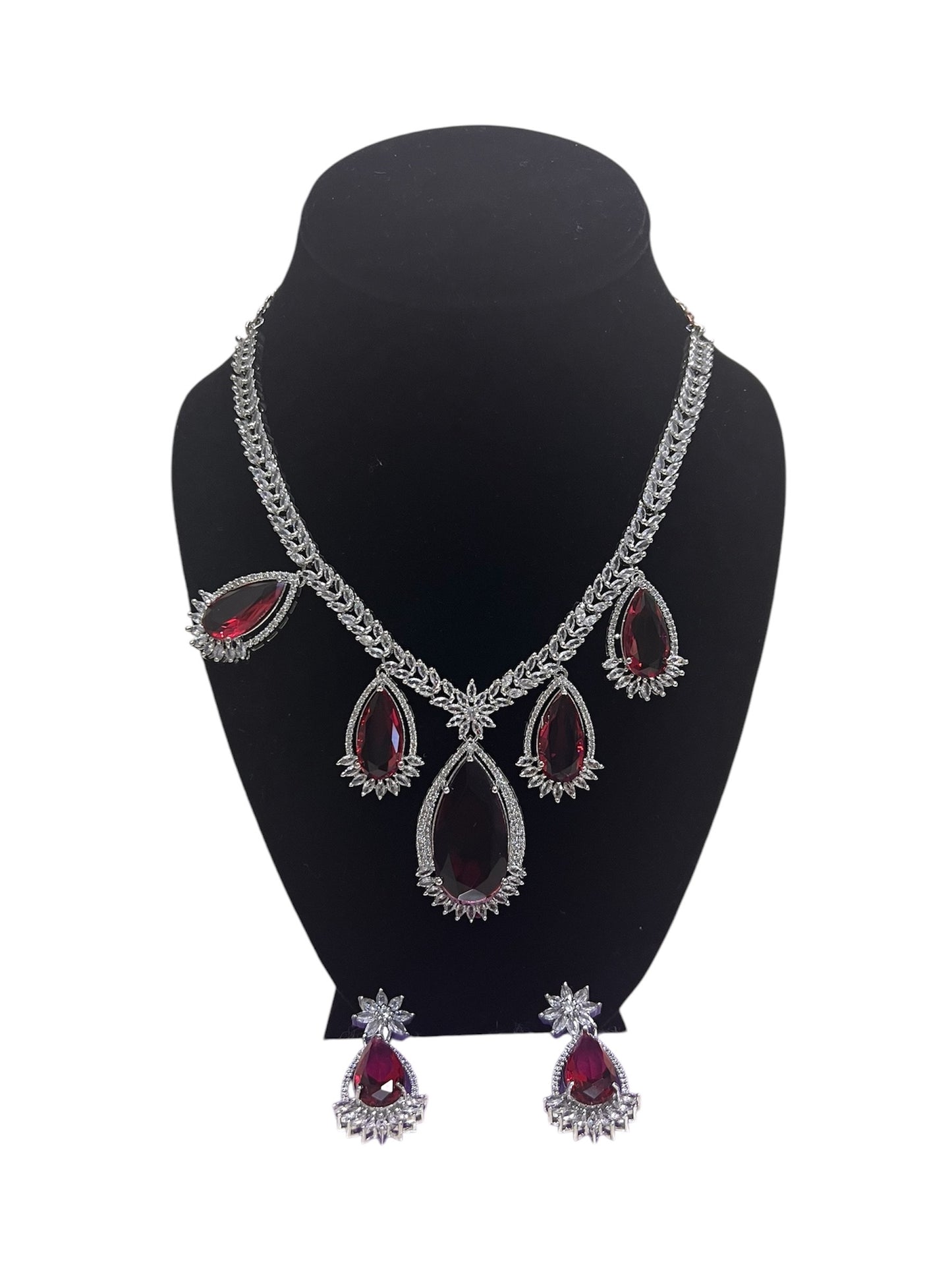 Elegant and stylish necklace set