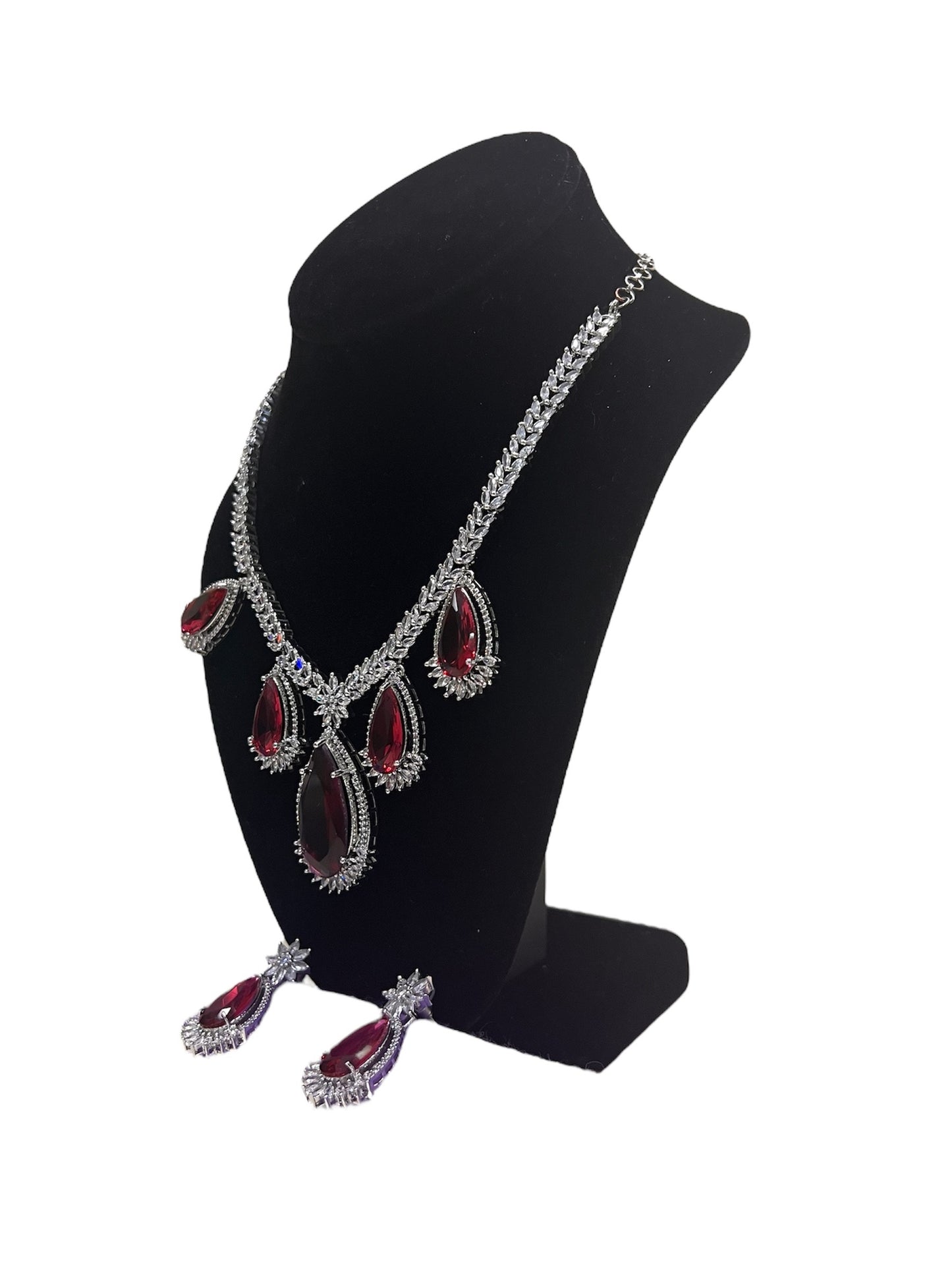 Elegant and stylish necklace set