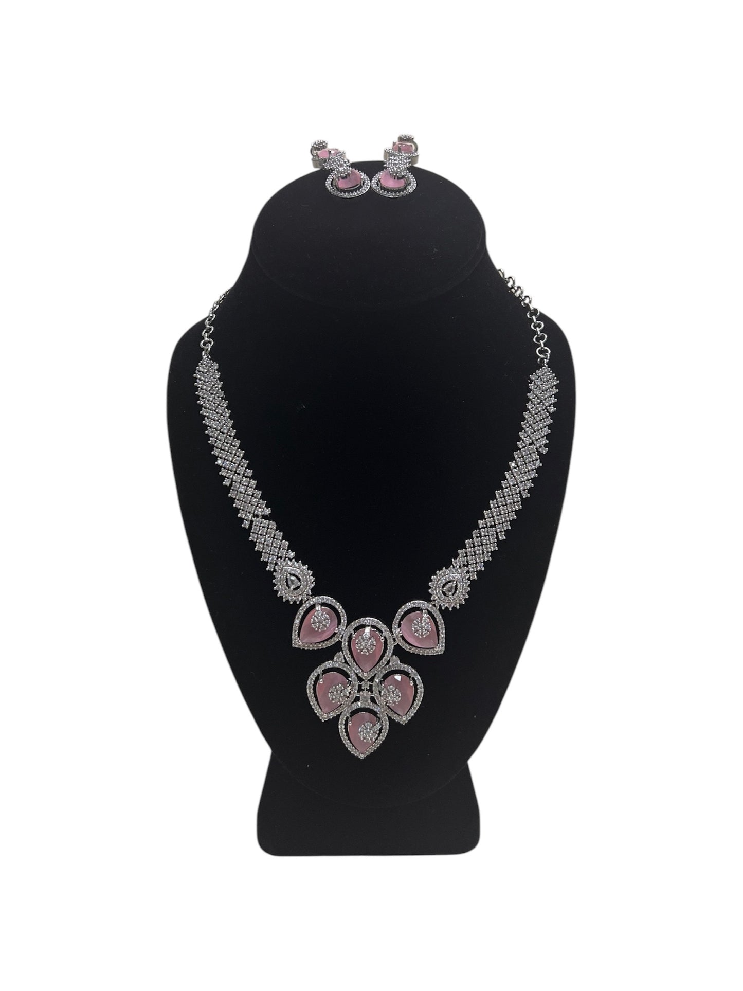 Elegant and stylish necklace set