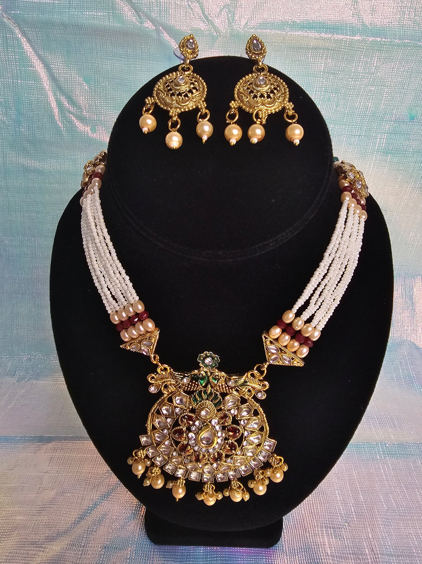 Elegant and stylish necklace with earrings