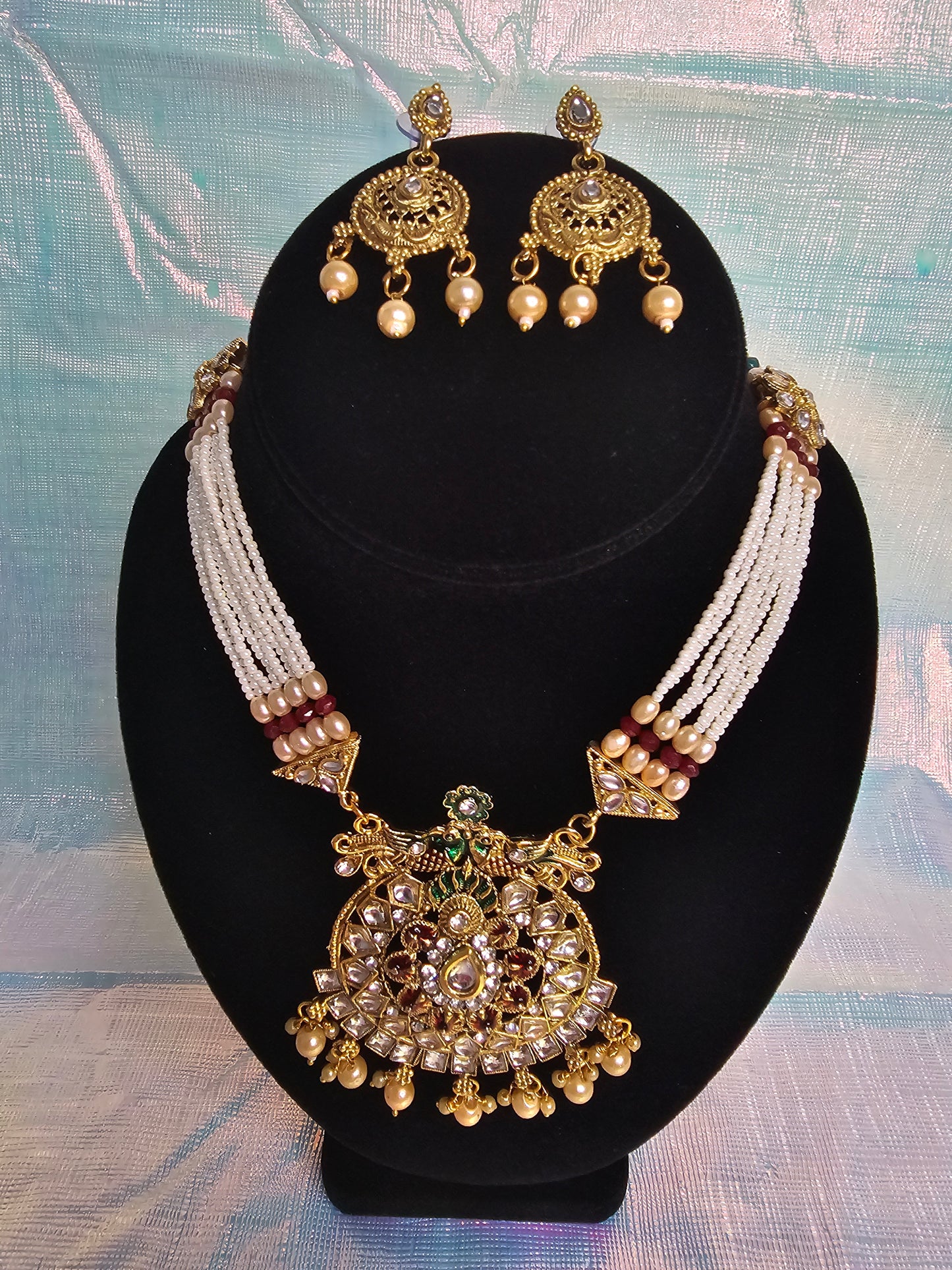 Elegant and stylish necklace with earrings