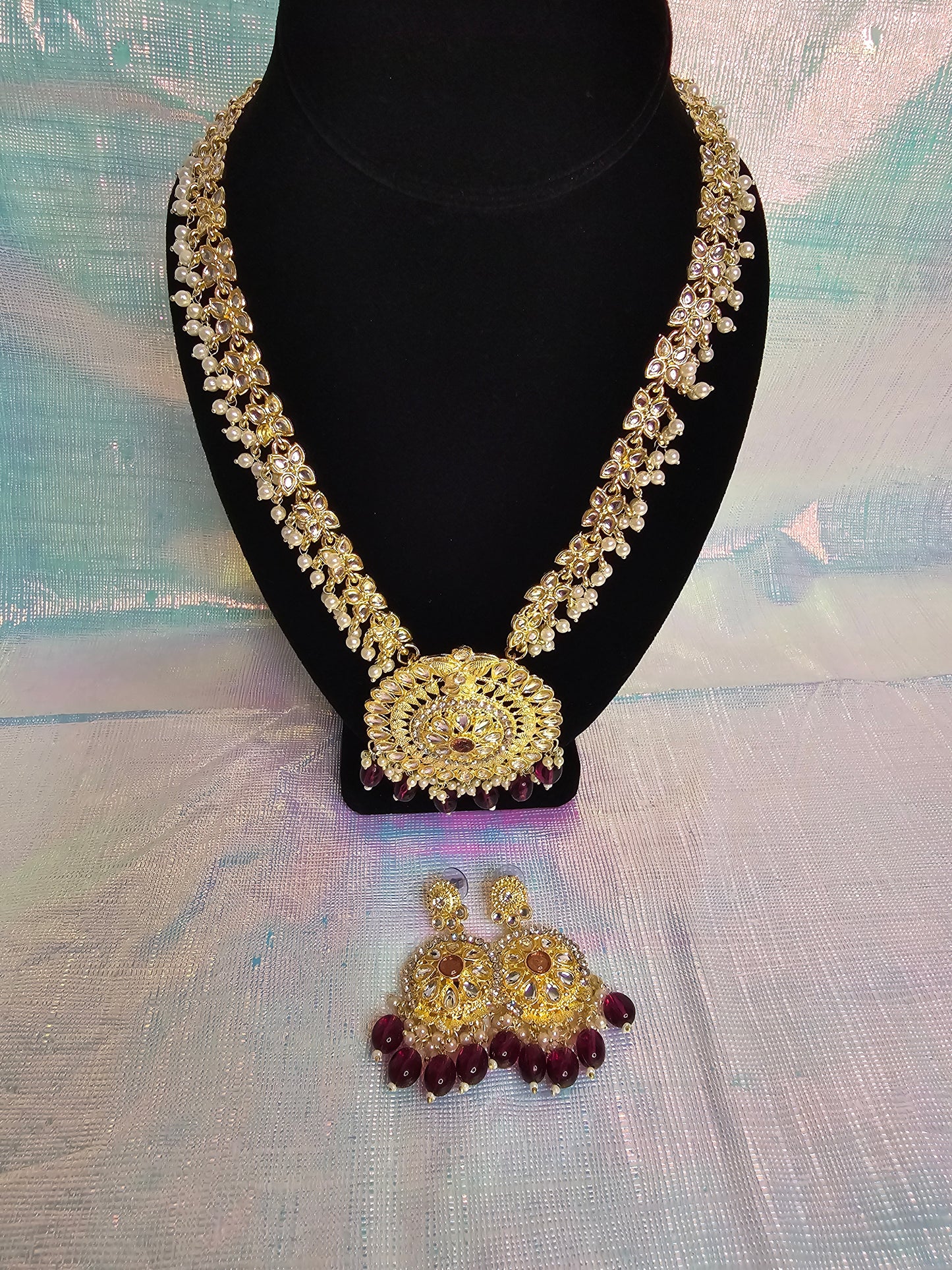 Elegant and stylish necklace with earrings