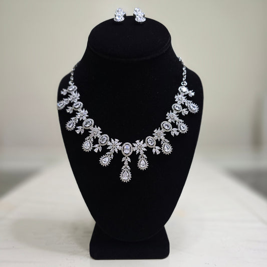 Elegant and stylish silver crystal diamond necklace set with earings