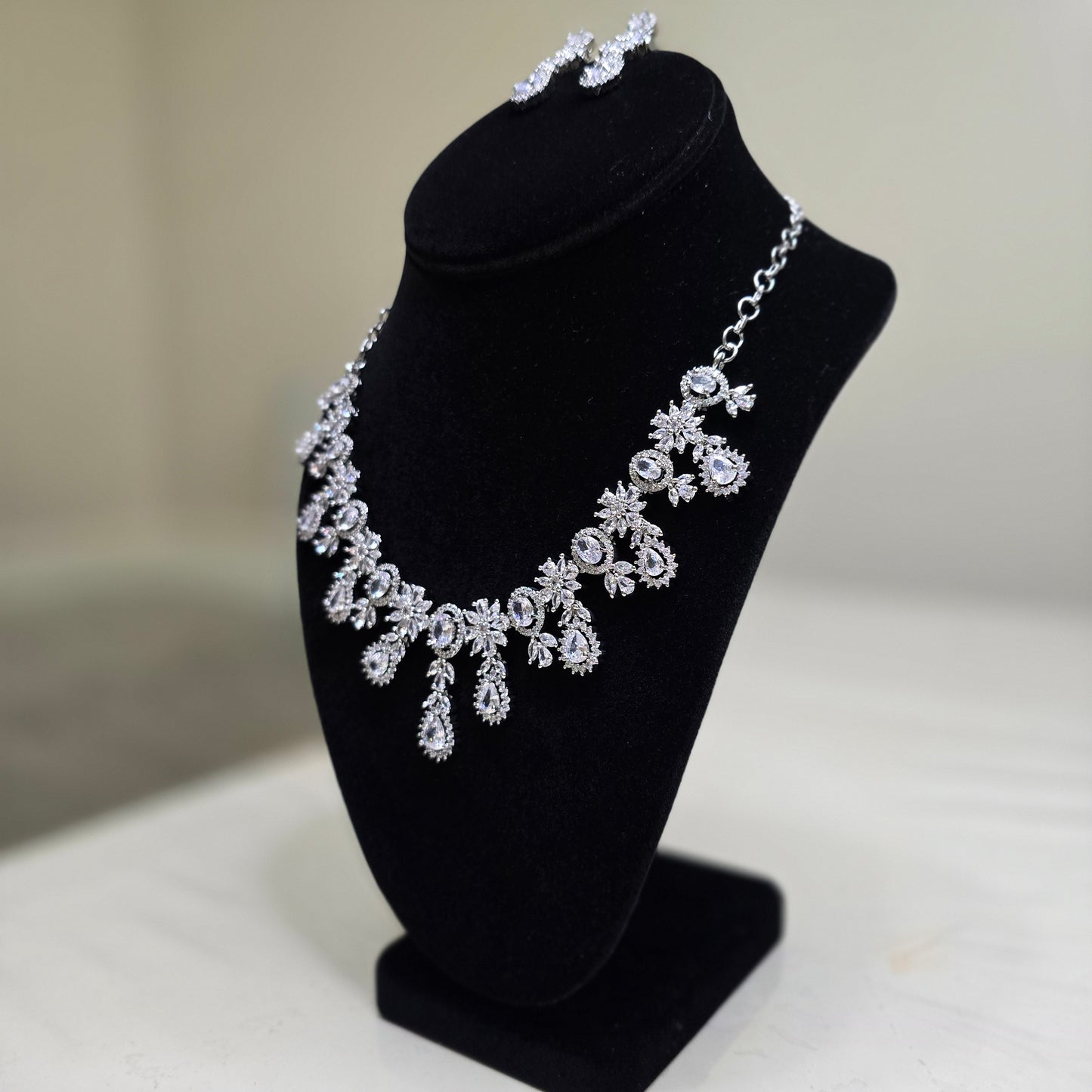 Elegant and stylish silver crystal diamond necklace set with earings