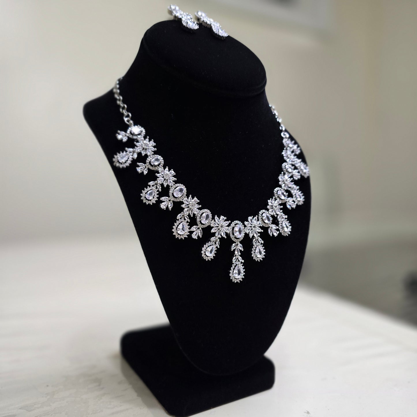 Elegant and stylish silver crystal diamond necklace set with earings