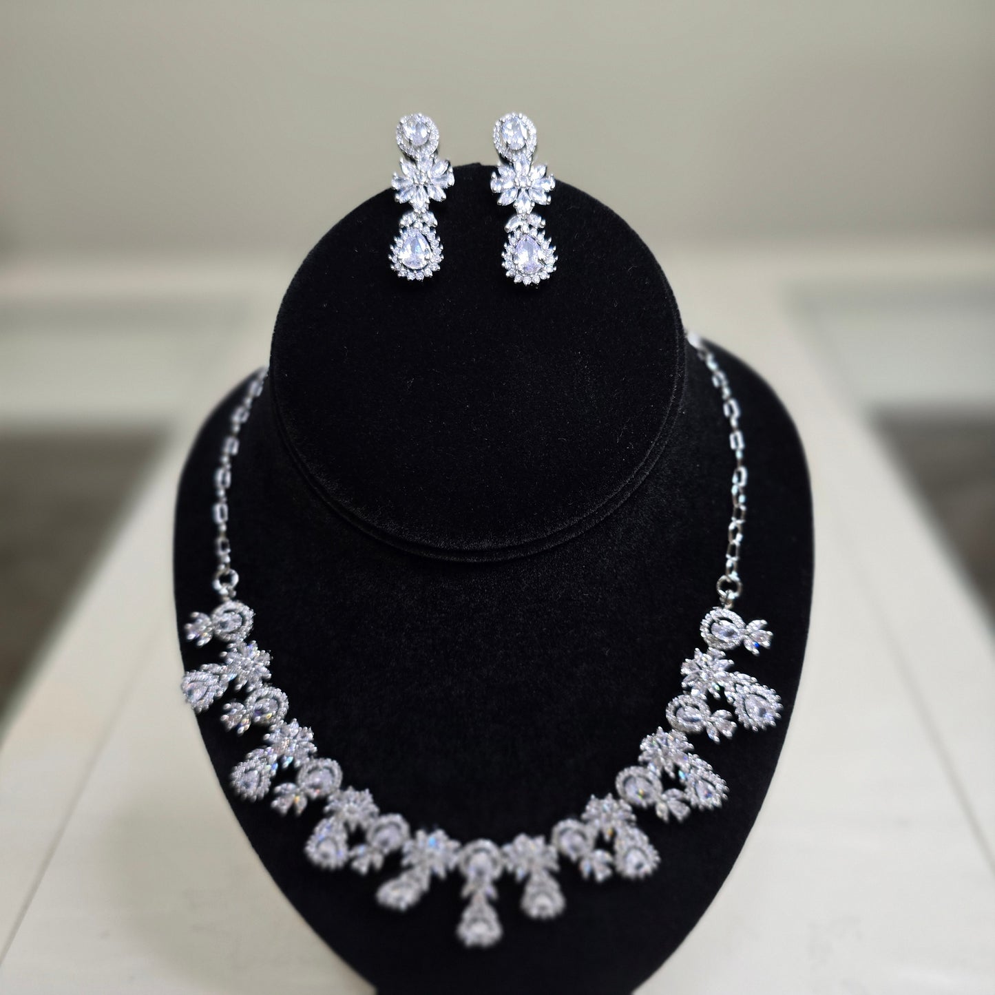 Elegant and stylish silver crystal diamond necklace set with earings