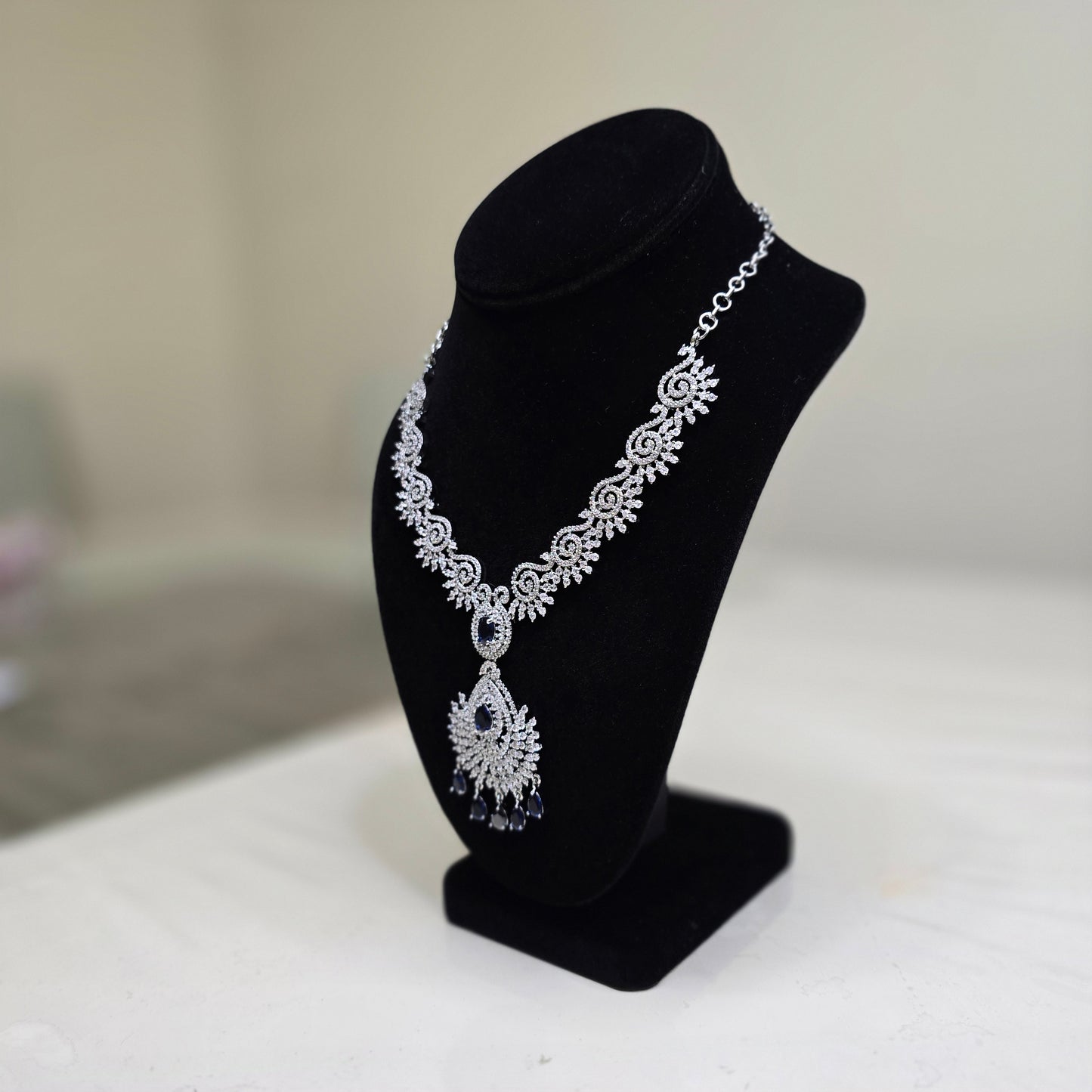 Elegant and stylish necklace set with earrings