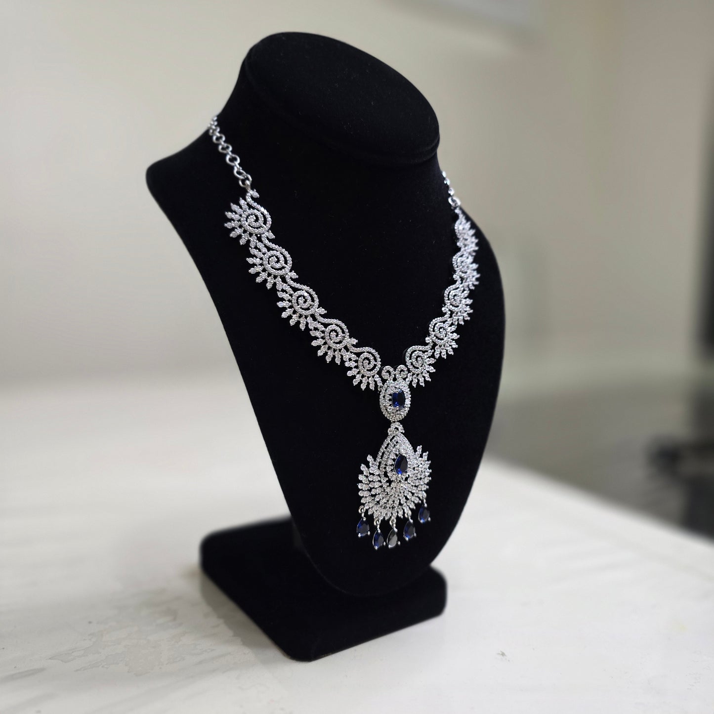 Elegant and stylish necklace set with earrings