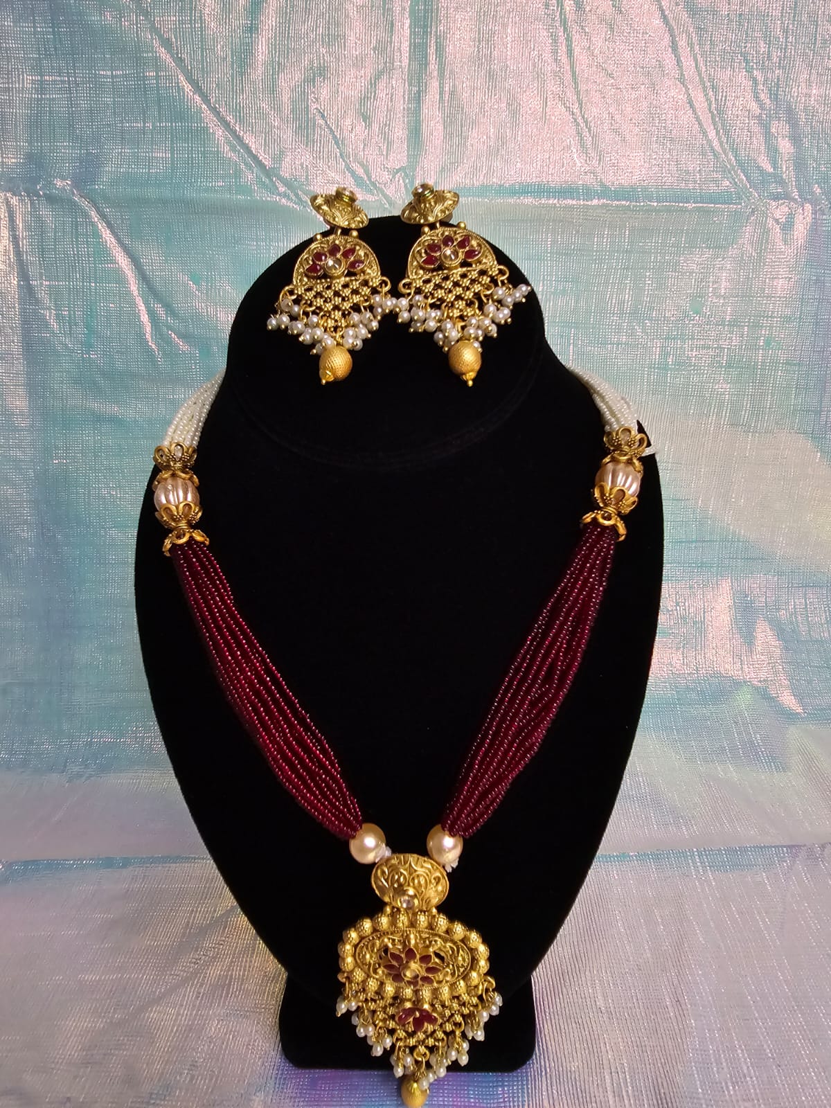 Elegant and stylish necklace with earrings