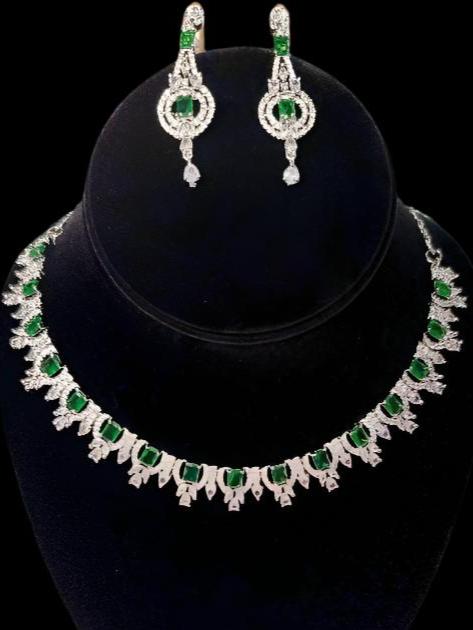 Elegant and stylish necklace with earrings