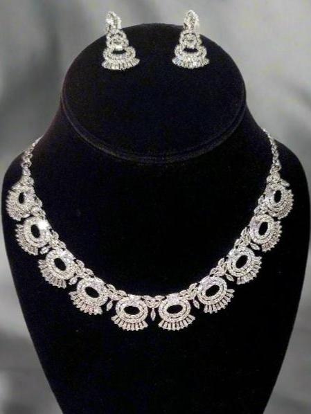 Elegant and stylish necklace with earrings