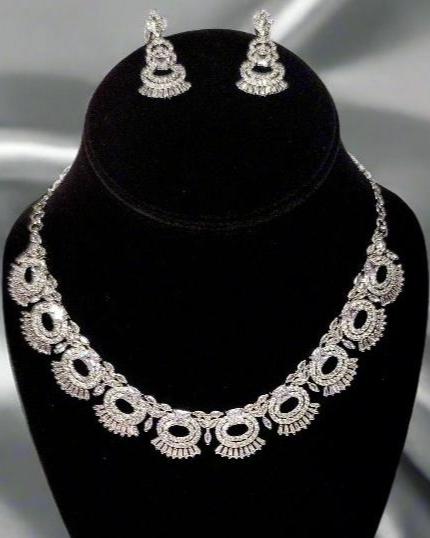 Elegant and stylish necklace with earrings