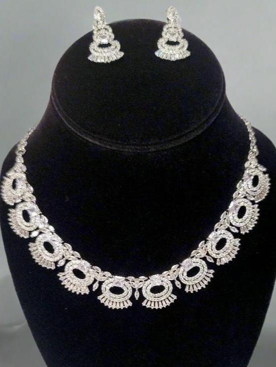 Elegant and stylish necklace with earrings