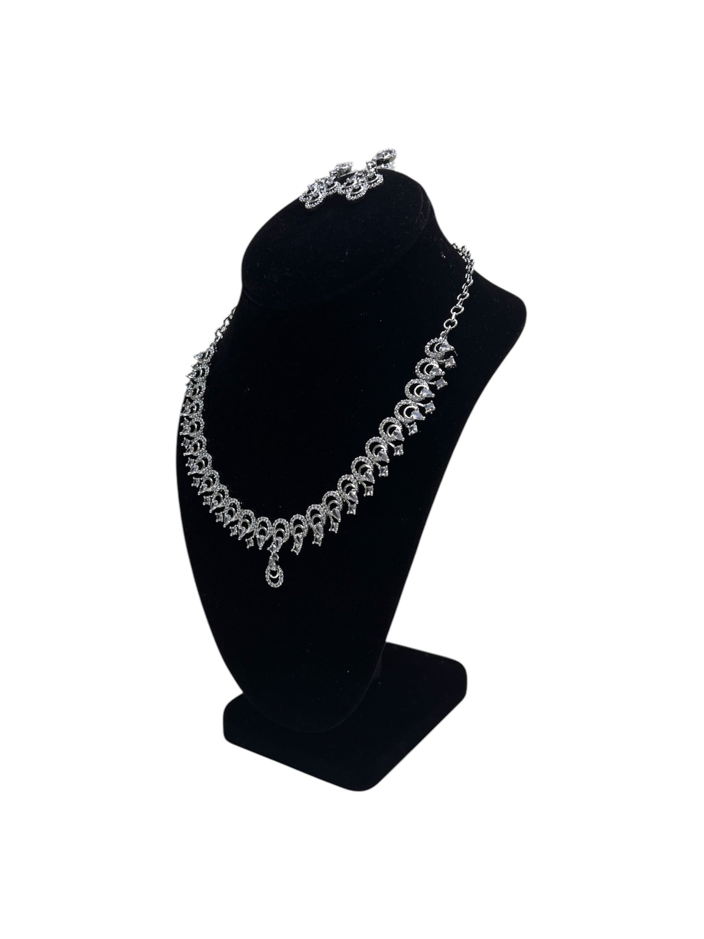 Elegant and stylish necklace set