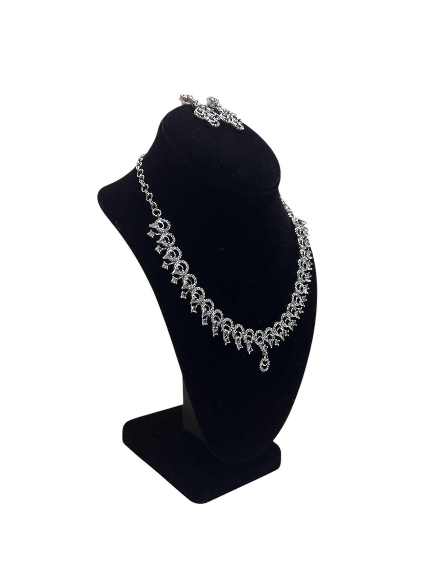 Elegant and stylish necklace set