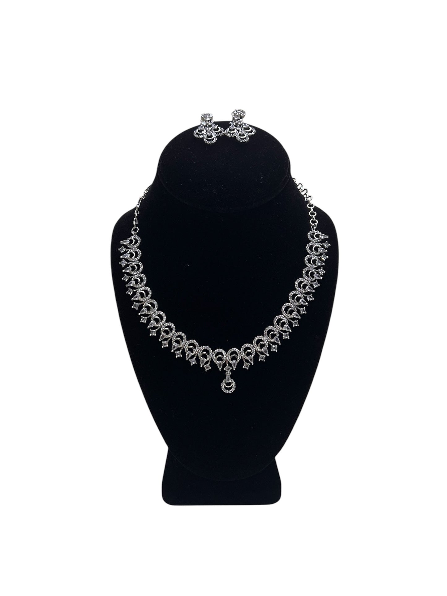 Elegant and stylish necklace set